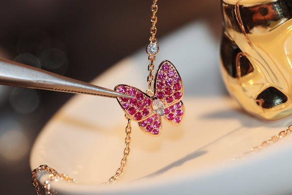 COLLANA IN ORO ROSA CON DIAMANTI ROSSI A FARFALLA