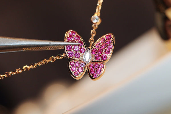 COLLANA IN ORO ROSA CON DIAMANTI ROSSI A FARFALLA