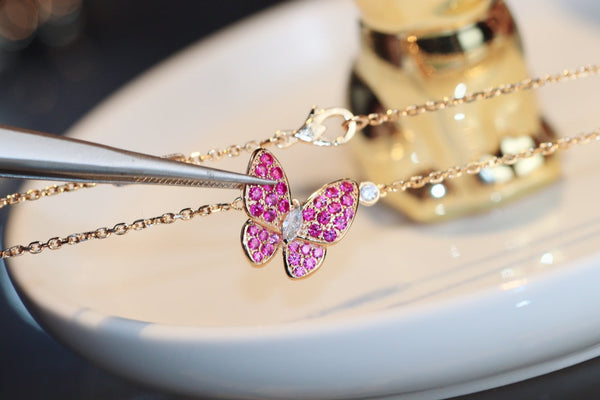 COLLANA IN ORO ROSA CON DIAMANTI ROSSI A FARFALLA