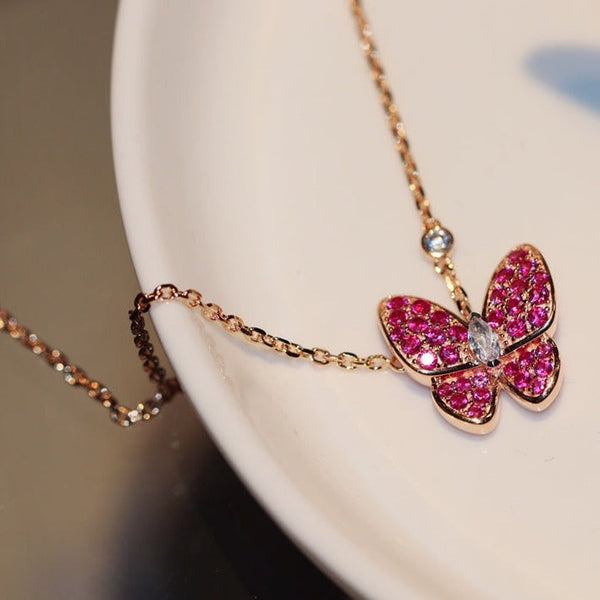 COLLANA IN ORO ROSA CON FARFALLA, RUBINO E DIAMANTI