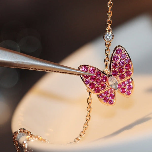 COLLANA IN ORO ROSA CON FARFALLA, RUBINO E DIAMANTI
