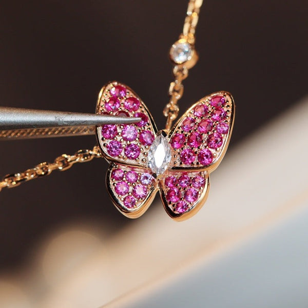 COLLANA IN ORO ROSA CON FARFALLA, RUBINO E DIAMANTI