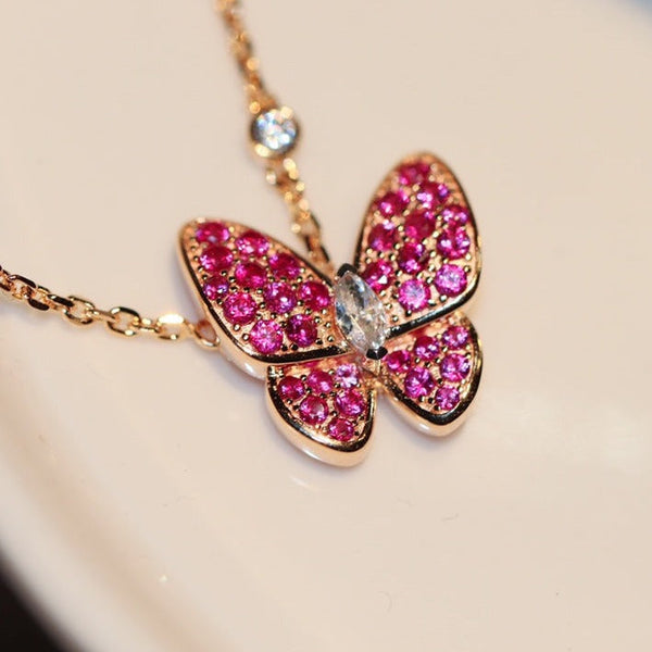 COLLANA IN ORO ROSA CON FARFALLA, RUBINO E DIAMANTI