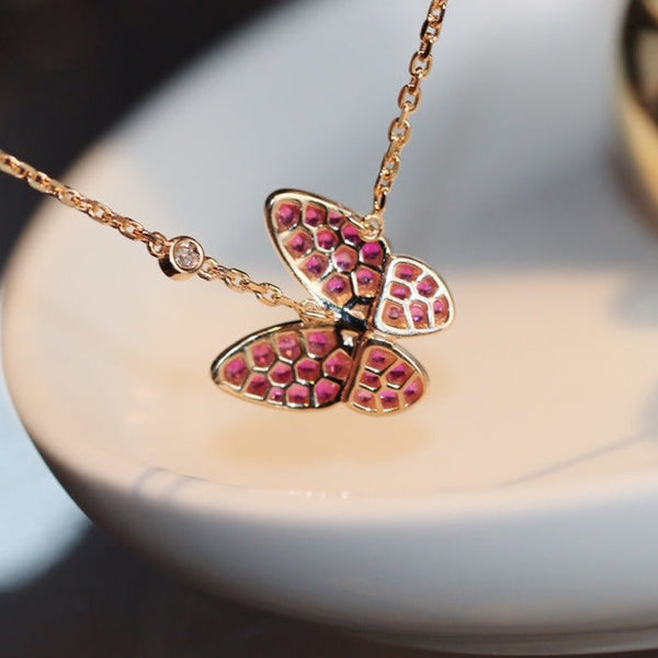 COLLANA IN ORO ROSA CON FARFALLA, RUBINO E DIAMANTI
