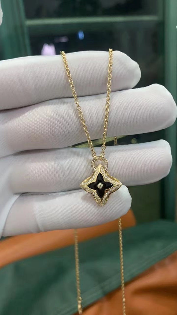 COLLANA CON PEDANTE A STELLA IN ORO ROSA E DIAMANTI