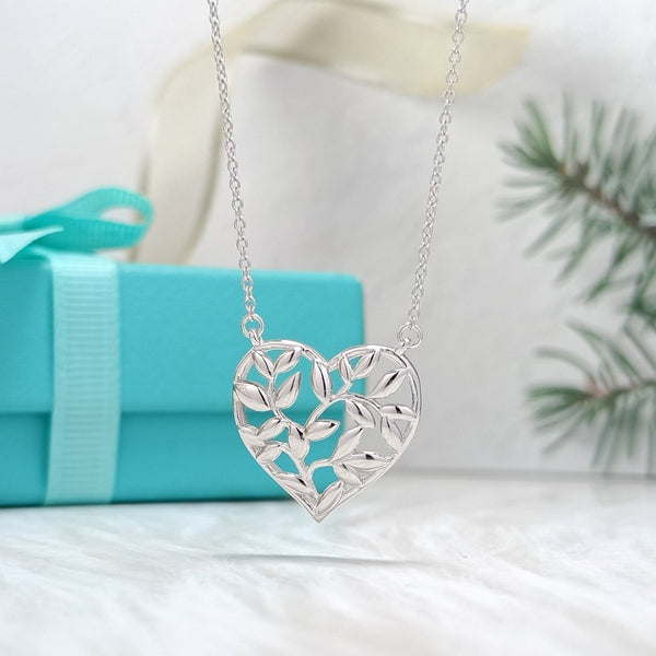COLLANA CON PEDANTE A FORMA DI CUORE E FOGLIA