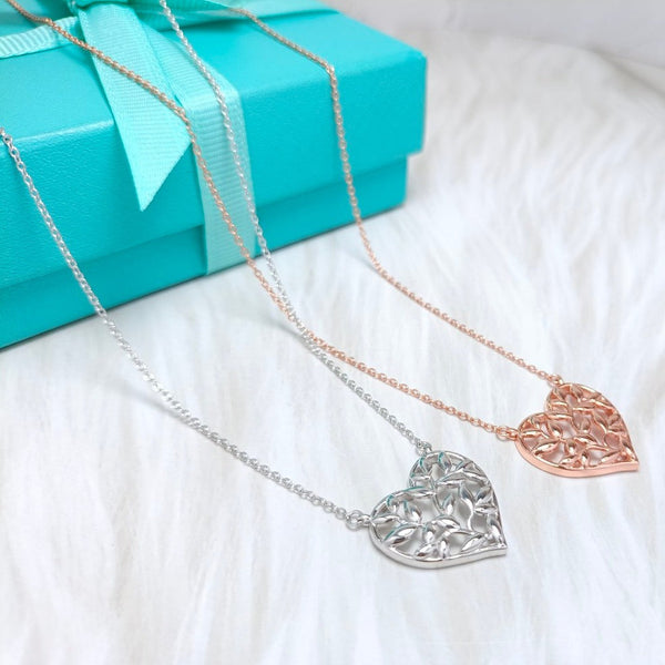 COLLANA CON PEDANTE A FORMA DI CUORE E FOGLIA