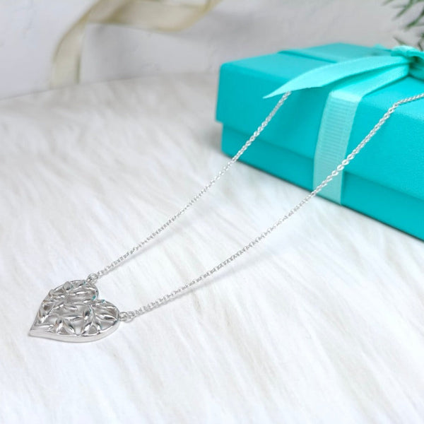 COLLANA CON PEDANTE A FORMA DI CUORE E FOGLIA
