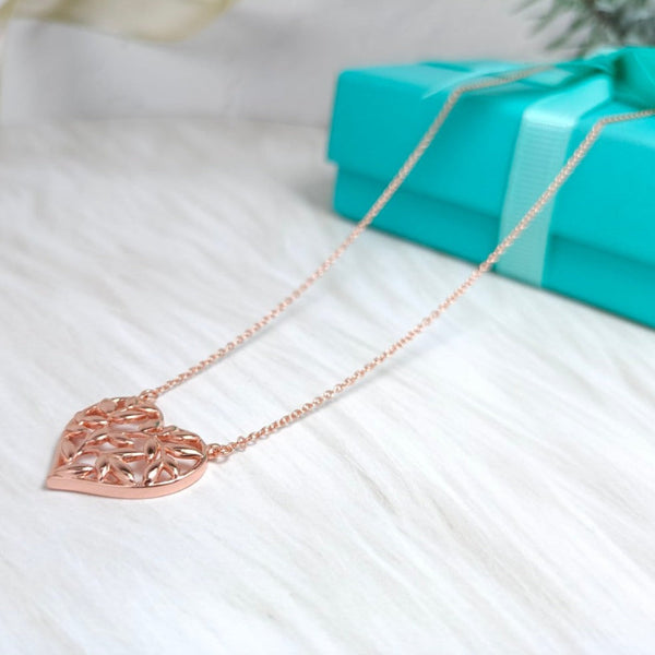 COLLANA CON PEDANTE A FORMA DI CUORE E FOGLIA