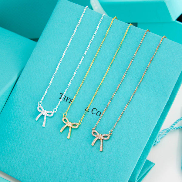 COLLANA CON NASTRO, CIONDOLO CON FIOCCO E DIAMANTE, CATENA