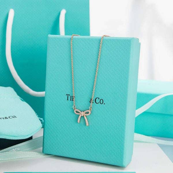 COLLANA CON NASTRO, CIONDOLO CON FIOCCO E DIAMANTE, CATENA
