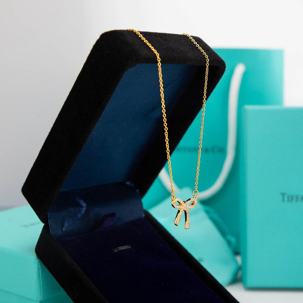 COLLANA CON NASTRO, CIONDOLO CON FIOCCO E DIAMANTE, CATENA