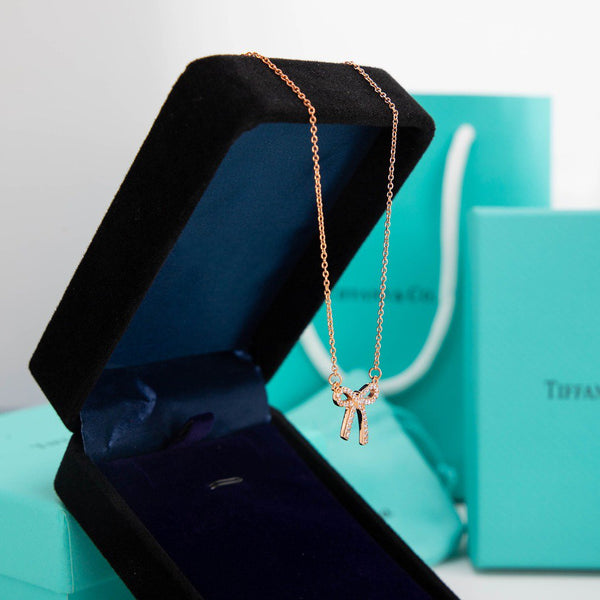 COLLANA CON NASTRO, CIONDOLO CON FIOCCO E DIAMANTE, CATENA