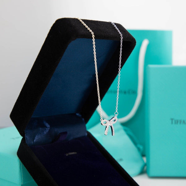 COLLANA CON NASTRO, CIONDOLO CON FIOCCO E DIAMANTE, CATENA