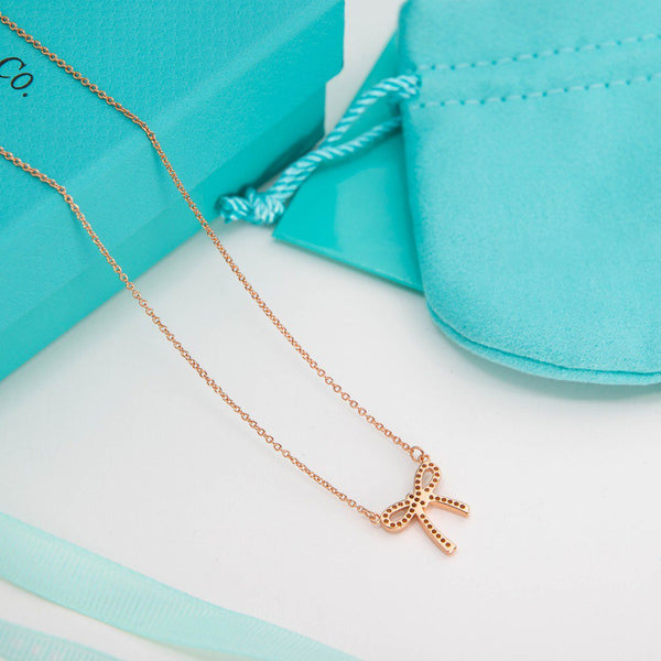 COLLANA CON NASTRO, CIONDOLO CON FIOCCO E DIAMANTE, CATENA