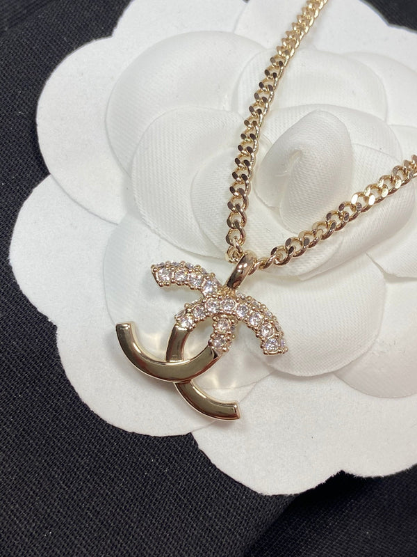 Collana in oro rosa con mezzo diamante e pendente CC