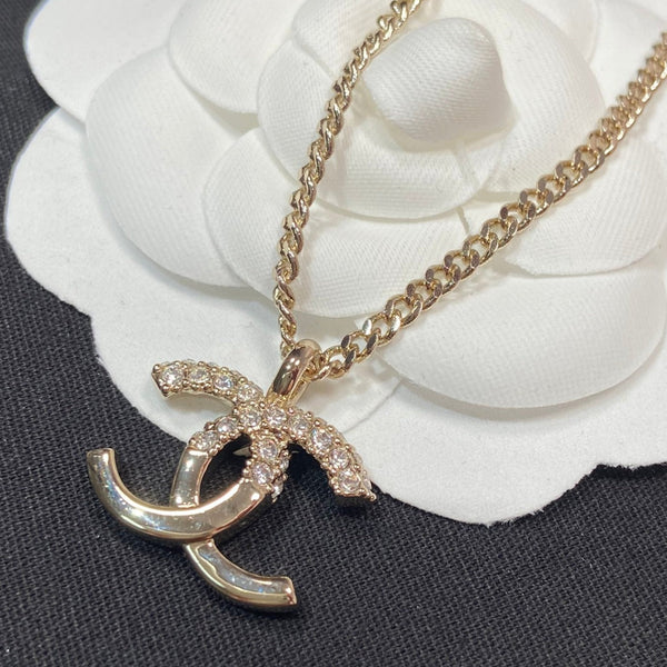 Collana in oro rosa con mezzo diamante e pendente CC