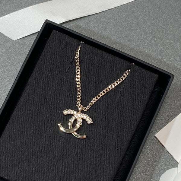 Collana in oro rosa con mezzo diamante e pendente CC