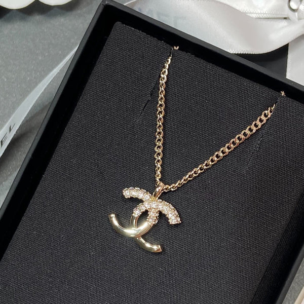 Collana in oro rosa con mezzo diamante e pendente CC