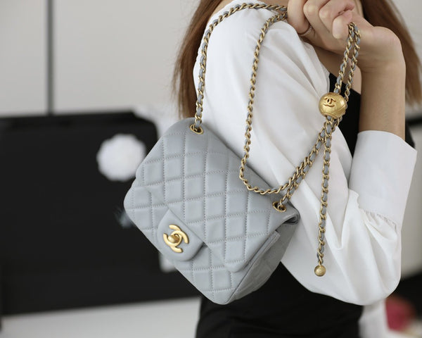 BORSA A PATTA 17 CM PELLE DI AGNELLO GRIGIA FERRAMENTA ORO