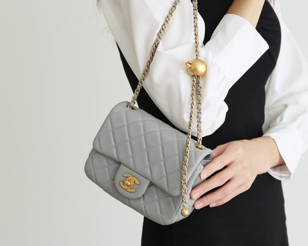 BORSA A PATTA 17 CM PELLE DI AGNELLO GRIGIA FERRAMENTA ORO