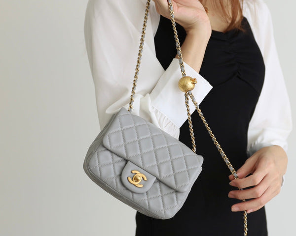 BORSA A PATTA 17 CM PELLE DI AGNELLO GRIGIA FERRAMENTA ORO