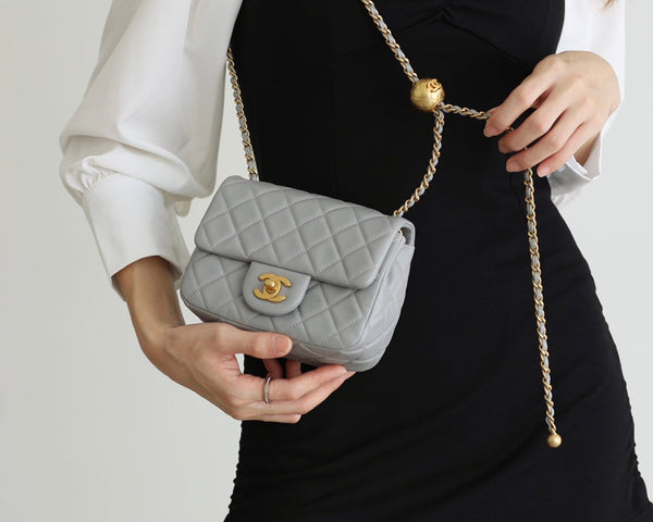 BORSA A PATTA 17 CM PELLE DI AGNELLO GRIGIA FERRAMENTA ORO