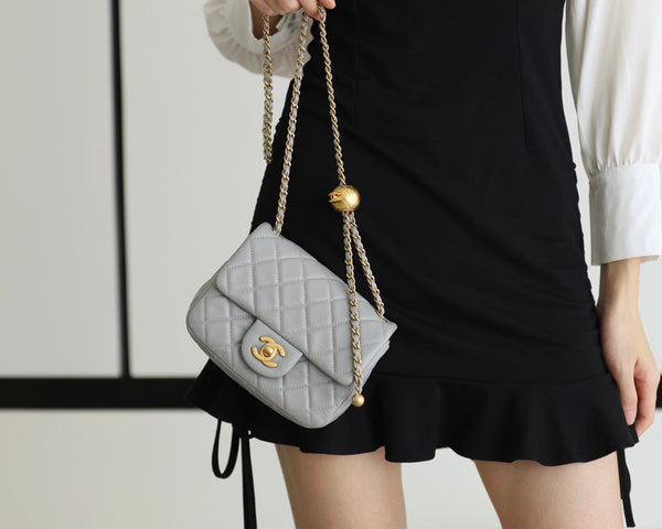 BORSA A PATTA 17 CM PELLE DI AGNELLO GRIGIA FERRAMENTA ORO