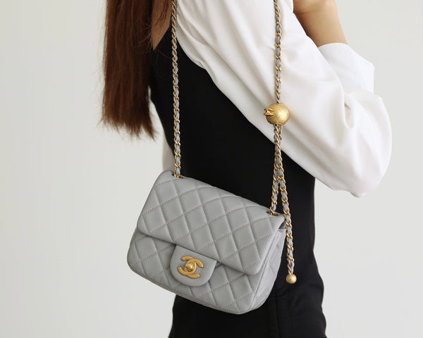 BORSA A PATTA 17 CM PELLE DI AGNELLO GRIGIA FERRAMENTA ORO