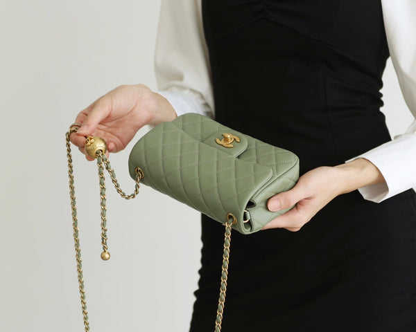 BORSA CON PATTA 20 CM IN PELLE DI AGNELLO KHAKI E FERRAMENTA ORO