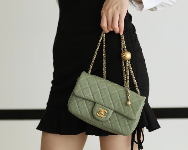 BORSA CON PATTA 20 CM IN PELLE DI AGNELLO KHAKI E FERRAMENTA ORO