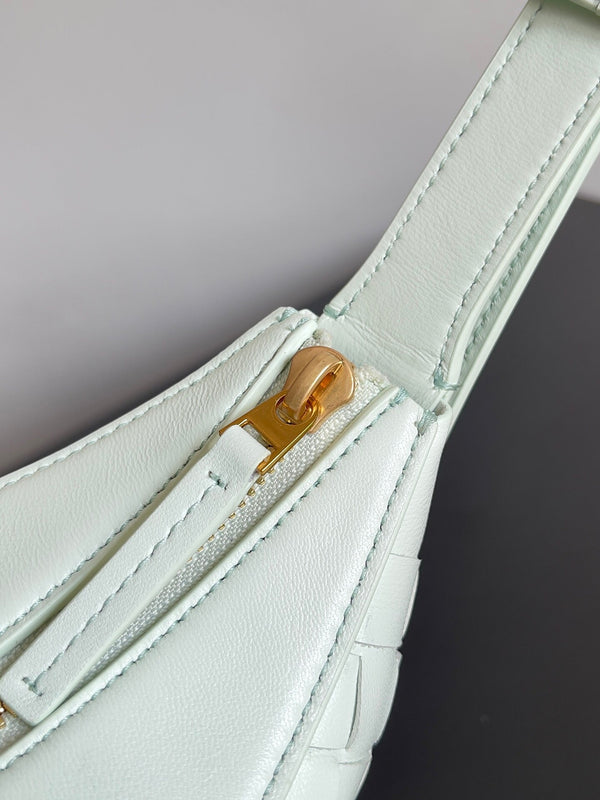 BV SMALL DROP 32CM PELLE DI AGNELLO AZZURRA CHIARA 