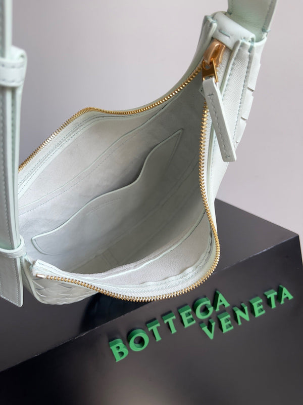 BV SMALL DROP 32CM PELLE DI AGNELLO AZZURRA CHIARA 