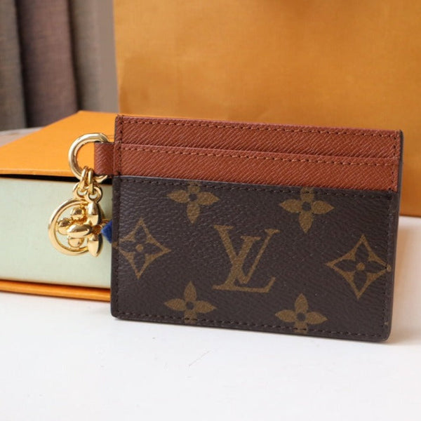 PORTA CARTE CON CIONDOLO IN TELA MONOGRAMMA MARRONE