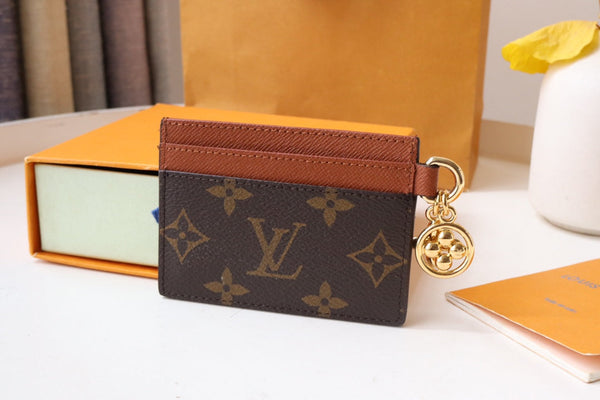 PORTA CARTE CON CIONDOLO IN TELA MONOGRAMMA MARRONE
