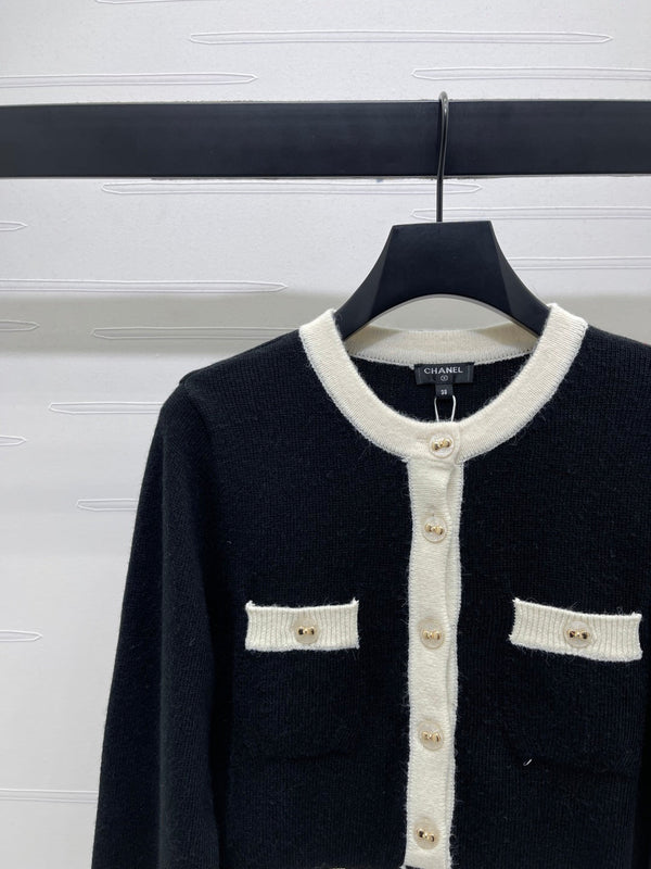 CC 25F Cardigan girocollo a maniche lunghe in maglia di lana nera