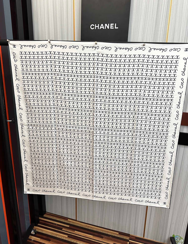 Sciarpa quadrata in seta bianca con doppia C da 90 cm CC 828790