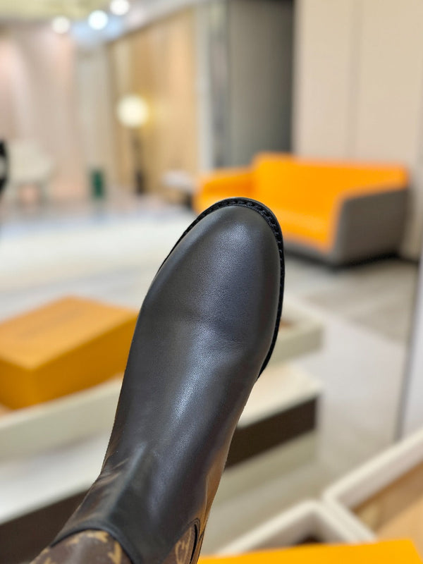 LV Donkey Metal Buckle-Decorated Knight Boots Black Monogram Cowhide 504714