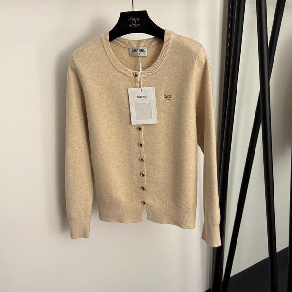 CC Bow Single-Breasted Round Neck Long-Sleeved Knit Cardigan