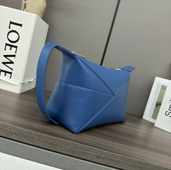 Sac à main Loewe Puzzle Fold 22 cm en cuir de veau brillant bleu 274150