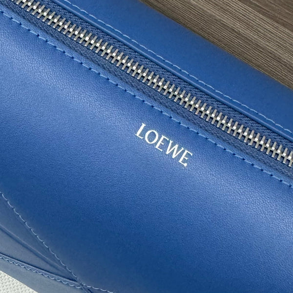 Sac à main Loewe Puzzle Fold 22 cm en cuir de veau brillant bleu 274150