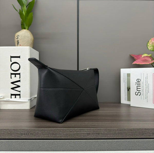 Sac à main Loewe Puzzle Fold 22 cm en cuir de veau brillant noir 274154