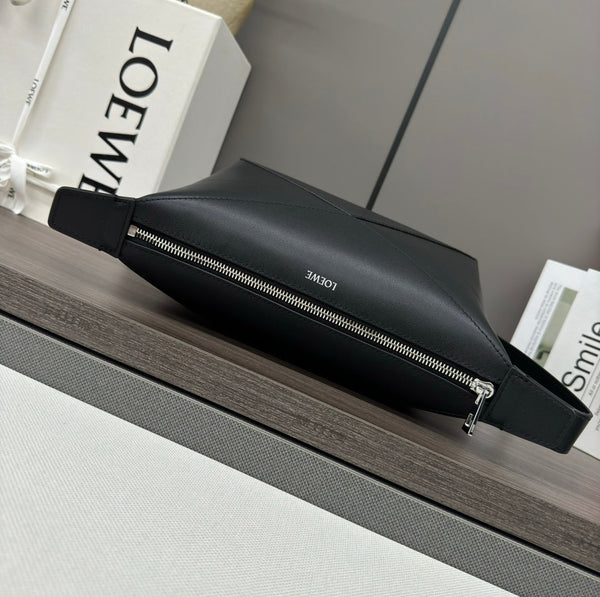 Sac à main Loewe Puzzle Fold 22 cm en cuir de veau brillant noir 274154