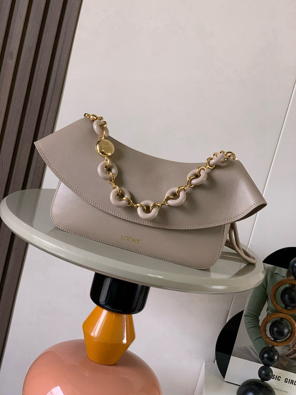 Sac à main Loewe Ola Medium 26 cm en cuir de veau beige argenté 2742224