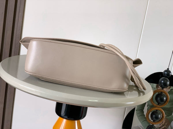 Sac à main Loewe Ola Medium 26 cm en cuir de veau beige argenté 2742224