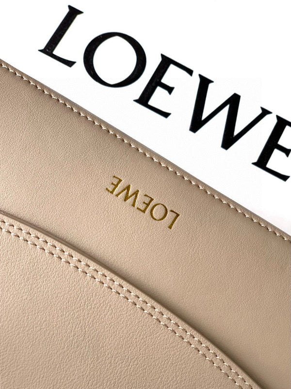 Sac à main Loewe Ola Medium 26 cm en cuir de veau beige argenté 2742224
