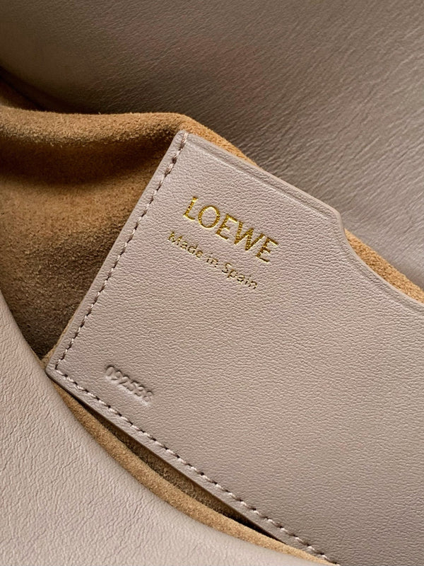 Sac à main Loewe Ola Medium 26 cm en cuir de veau beige argenté 2742224