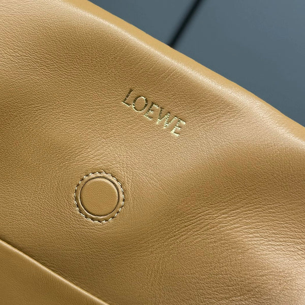 Sac Clutch Loewe Flamenco en Cuir d'Agneau Brillant Marron 274261