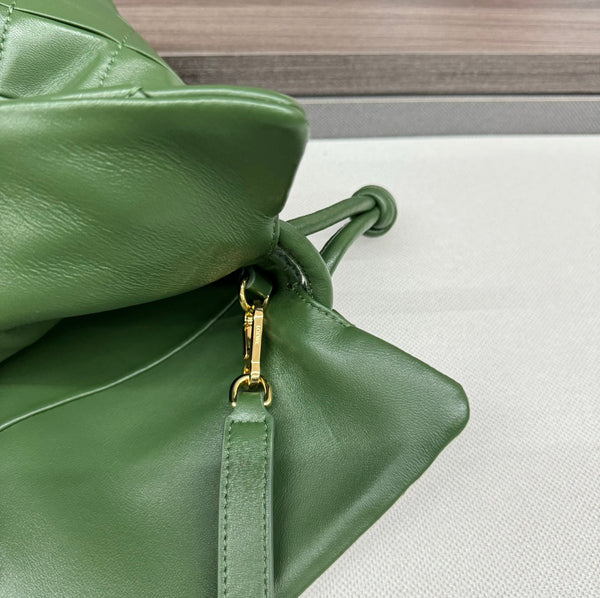 Pochette Loewe Flamenco en agneau brillant vert 274263