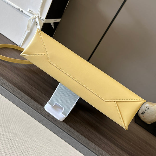 Sac cabas LOE Standard A5 en cuir de veau brillant jaune 274265